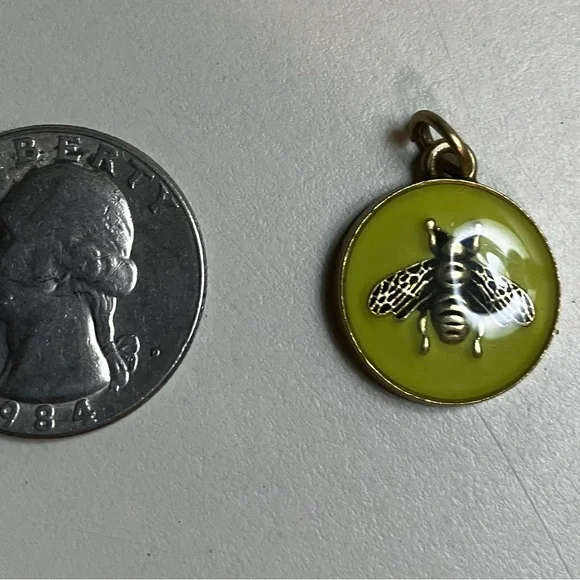Luxury Gucci stamped Green small Bee Pendant Charm/ zipper pull- Made in Italy - Picture 4 of 4